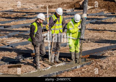 Inizia il lavoro degli appaltatori e delle fondazioni sul sito Morar Car Home. Le temperature sono impostate per salire quando Technic concrete Pumping, una macchina idraulica £500.000, trasporta calcestruzzo bagnato da 15 betoniere che si prevede arriveranno al sito Preston Docks sulla navigazione. Il sito di sviluppo già accumulato ora avrà 175 metri cubi di cemento come base per la struttura a due piani. Foto Stock