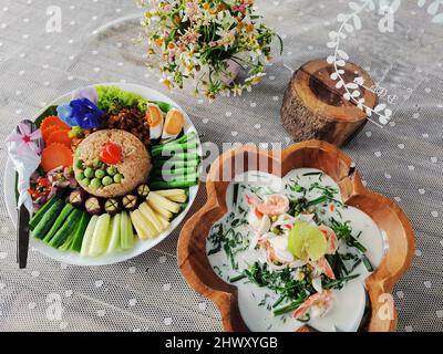 Tradizionale cucina locale tailandese meridionale Stir riso fritto con pasta di peperoncino tuffo dolce maiale e uovo salato varietà di verdure servito con latte di cocco vegeta Foto Stock