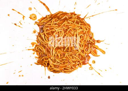 Gli spaghetti bolognesi si sputavano su sfondo bianco. Foto Stock