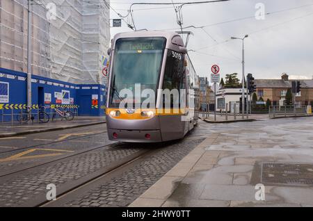 Dublino, Irlanda - 9th feb 2020: Luas, sistema ferroviario leggero di tram. Dublino, Irlanda Foto Stock