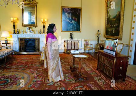 La Regina Elisabetta II appare su uno schermo tramite videolink dal Castello di Windsor, dove è in residenza, durante un pubblico virtuale per ricevere l'Alto Commissariato dell'India, la Signora Gaitri Issar Kumar, a Buckingham Palace, Londra. Data foto: Martedì 8 marzo 2022. Foto Stock