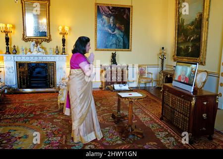 La Regina Elisabetta II appare su uno schermo tramite videolink dal Castello di Windsor, dove è in residenza, durante un pubblico virtuale per ricevere l'Alto Commissariato dell'India, la Signora Gaitri Issar Kumar, a Buckingham Palace, Londra. Data foto: Martedì 8 marzo 2022. Foto Stock