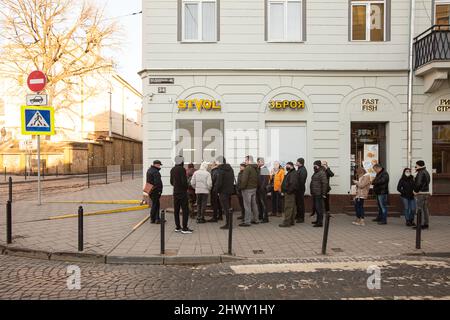 Lviv, Ucraina - 24 febbraio 2022: Coda al negozio di armi a Lviv all'inizio della guerra russa Foto Stock