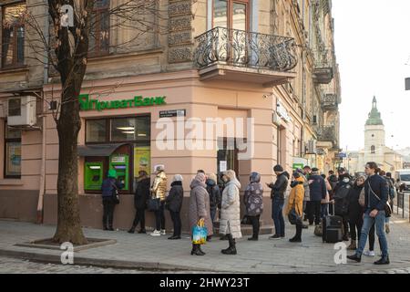 Lviv, Ucraina - 24 febbraio 2022: Coda a ATM di Privatbank a Lviv all'inizio della guerra russa Foto Stock