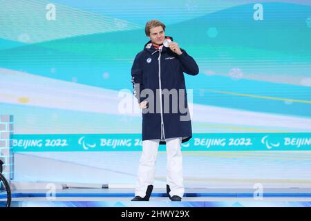 Pechino, Cina. 8th Mar 2022. Santeri Kiiveri (fin) Sci alpino : Super Combined Men's Super Combined Medal Ceremony durante i Giochi Paralimpici invernali di Pechino 2022 alla Yanqing Medal Plaza di Pechino, Cina . Credit: Naoki Morita/AFLO SPORT/Alamy Live News Foto Stock