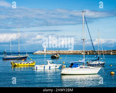Barche nel porto turistico di Brixham in Devon. Foto Stock