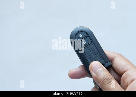 primo piano della chiave dell'auto sul tavolo Foto Stock