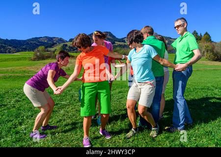 Divertente e delicato nodo gioco durante la formazione del team Foto Stock