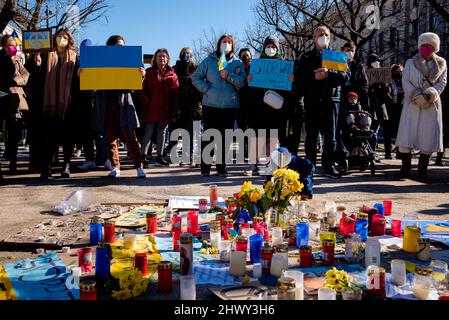 Berlino, Berlino, Germania. 8th Mar 2022. I manifestanti si riuniscono davanti all'Ambasciata russa nel centro di Berlino dietro candele e fiori in solidarietà con le donne e le loro famiglie in Ucraina e Russia in occasione della Giornata internazionale della donna del 2022 sotto lo slogan "Donne e madri di tutti i paesi - unitevi!” E 'No War divide noi'. Gli organizzatori sottolineano la situazione particolare delle donne e dei bambini in conflitto, con particolare attenzione alla guerra in corso in Ucraina e al movimento di protesta della società civile emergente in Russia. (Credit Image: © Jan Scheunert/ZUMA Press Wire) Foto Stock