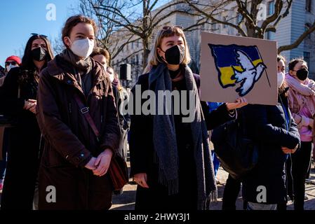 Berlino, Berlino, Germania. 8th Mar 2022. I manifestanti si riuniscono di fronte all'Ambasciata russa nel centro di Berlino in solidarietà con le donne e le loro famiglie in Ucraina e Russia in occasione della Giornata internazionale della donna del 2022 sotto lo slogan "Donne e madri di tutti i paesi - unitevi!” E 'No War divide noi'. Gli organizzatori sottolineano la situazione particolare delle donne e dei bambini in conflitto, con particolare attenzione alla guerra in corso in Ucraina e al movimento di protesta della società civile emergente in Russia. (Credit Image: © Jan Scheunert/ZUMA Press Wire) Foto Stock