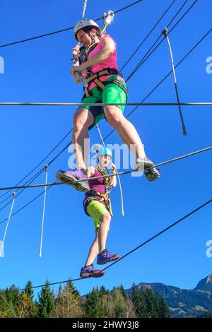 Esercizio di equilibratura in corso di corde alte Foto Stock