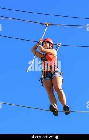 Esercizio di equilibratura in corso di corde alte Foto Stock