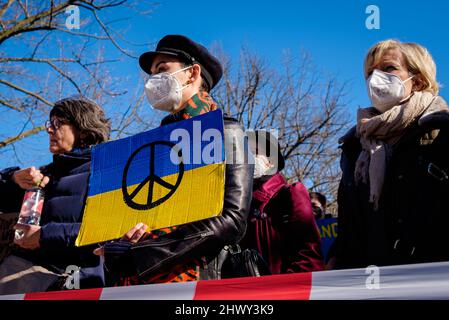 Berlino, Berlino, Germania. 8th Mar 2022. I manifestanti si riuniscono di fronte all'Ambasciata russa nel centro di Berlino in solidarietà con le donne e le loro famiglie in Ucraina e Russia in occasione della Giornata internazionale della donna del 2022 sotto lo slogan "Donne e madri di tutti i paesi - unitevi!” E 'No War divide noi'. Gli organizzatori sottolineano la situazione particolare delle donne e dei bambini in conflitto, con particolare attenzione alla guerra in corso in Ucraina e al movimento di protesta della società civile emergente in Russia. (Credit Image: © Jan Scheunert/ZUMA Press Wire) Foto Stock