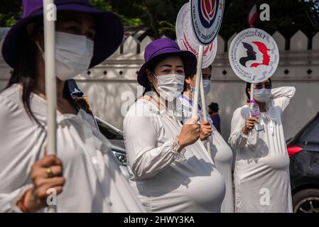 Bangkok, Tailandia. 08th Mar 2022. I membri delle reti femminili vestite da donne incinte hanno dei segni durante la protesta. I membri delle reti femminili e i sindacati thailandesi si sono riuniti al Monumento alla democrazia prima di marciare alla Camera del Governo di Bangkok, La Thailandia ha celebrato la Giornata internazionale della donna e ha chiesto i diritti delle lavoratrici e dei diritti di maternità. La manifestazione ha lo scopo di richiamare l'attenzione sui C183 dell'Organizzazione internazionale del lavoro, che sono leggi sulla protezione della maternità. Credit: SOPA Images Limited/Alamy Live News Foto Stock