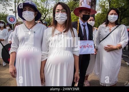 Bangkok, Tailandia. 08th Mar 2022. I membri delle reti femminili vestiti come donne incinte posano per una foto durante la protesta. I membri delle reti femminili e i sindacati thailandesi si sono riuniti al Monumento alla democrazia prima di marciare alla Camera del Governo di Bangkok, La Thailandia ha celebrato la Giornata internazionale della donna e ha chiesto i diritti delle lavoratrici e dei diritti di maternità. La manifestazione ha lo scopo di richiamare l'attenzione sui C183 dell'Organizzazione internazionale del lavoro, che sono leggi sulla protezione della maternità. Credit: SOPA Images Limited/Alamy Live News Foto Stock