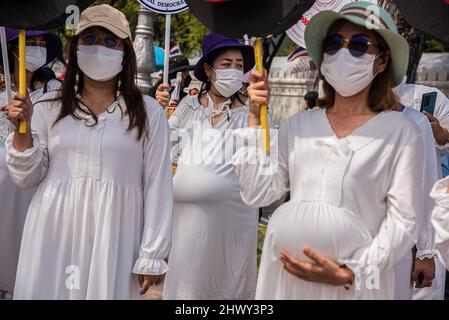 Bangkok, Tailandia. 08th Mar 2022. I membri delle reti femminili vestite da donne incinte hanno dei segni durante la protesta. I membri delle reti femminili e i sindacati thailandesi si sono riuniti al Monumento alla democrazia prima di marciare alla Camera del Governo di Bangkok, La Thailandia ha celebrato la Giornata internazionale della donna e ha chiesto i diritti delle lavoratrici e dei diritti di maternità. La manifestazione ha lo scopo di richiamare l'attenzione sui C183 dell'Organizzazione internazionale del lavoro, che sono leggi sulla protezione della maternità. Credit: SOPA Images Limited/Alamy Live News Foto Stock