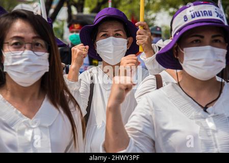 Bangkok, Tailandia. 08th Mar 2022. I membri delle reti femminili vestite da donne incinte fanno gesti durante la protesta. I membri delle reti femminili e i sindacati thailandesi si sono riuniti al Monumento alla democrazia prima di marciare alla Camera del Governo di Bangkok, La Thailandia ha celebrato la Giornata internazionale della donna e ha chiesto i diritti delle lavoratrici e dei diritti di maternità. La manifestazione ha lo scopo di richiamare l'attenzione sui C183 dell'Organizzazione internazionale del lavoro, che sono leggi sulla protezione della maternità. Credit: SOPA Images Limited/Alamy Live News Foto Stock