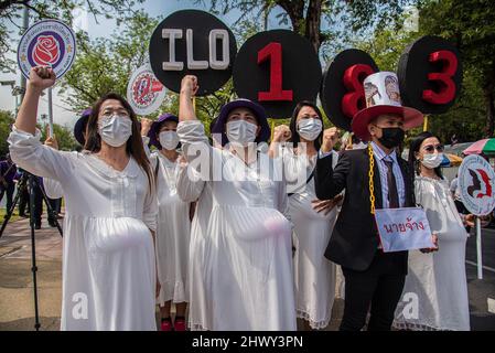 Bangkok, Tailandia. 08th Mar 2022. I membri delle reti femminili vestite da donne incinte fanno gesti durante la protesta. I membri delle reti femminili e i sindacati thailandesi si sono riuniti al Monumento alla democrazia prima di marciare alla Camera del Governo di Bangkok, La Thailandia ha celebrato la Giornata internazionale della donna e ha chiesto i diritti delle lavoratrici e dei diritti di maternità. La manifestazione ha lo scopo di richiamare l'attenzione sui C183 dell'Organizzazione internazionale del lavoro, che sono leggi sulla protezione della maternità. Credit: SOPA Images Limited/Alamy Live News Foto Stock