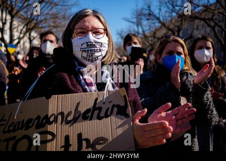 Berlino, Berlino, Germania. 8th Mar 2022. I manifestanti indossano una maschera facciale con la scritta "nessun essere umano è illegale” di fronte all'Ambasciata russa nel centro di Berlino in solidarietà con le donne e le loro famiglie in Ucraina e Russia in occasione della Giornata internazionale della donna del 2022 sotto lo slogan "Donne e madri di tutti i paesi - unitevi!” E 'No War divide noi'. Gli organizzatori sottolineano la situazione particolare delle donne e dei bambini in conflitto, con particolare attenzione alla guerra in corso in Ucraina e al movimento di protesta della società civile emergente in Russia. (Credit Image: © Jan Scheunert/ZUMA Press Wire) Foto Stock