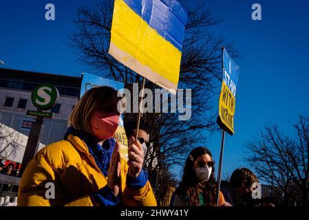 Berlino, Berlino, Germania. 8th Mar 2022. I manifestanti si riuniscono di fronte all'Ambasciata russa nel centro di Berlino in solidarietà con le donne e le loro famiglie in Ucraina e Russia in occasione della Giornata internazionale della donna del 2022 sotto lo slogan "Donne e madri di tutti i paesi - unitevi!” E 'No War divide noi'. Gli organizzatori sottolineano la situazione particolare delle donne e dei bambini in conflitto, con particolare attenzione alla guerra in corso in Ucraina e al movimento di protesta della società civile emergente in Russia. (Credit Image: © Jan Scheunert/ZUMA Press Wire) Foto Stock