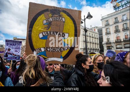 Madrid, Spagna, 08/03/2022, Madrid, Spagna. 08th Mar 2022. Le donne sono viste tenere cartelli durante una protesta in cui gli studenti stanno dimostrando per la Giornata internazionale della donna chiedendo pari diritti e protestando contro la violenza di genere. Credit: Marcos del Maio/Alamy Live News Foto Stock