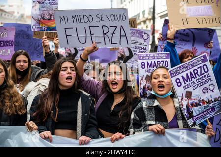 Madrid, Spagna, 08/03/2022, Madrid, Spagna. 08th Mar 2022. Le donne sono viste tenere cartelli e gridare durante una protesta in cui gli studenti stanno dimostrando per la Giornata internazionale della donna chiedendo pari diritti e protestando contro la violenza di genere. Credit: Marcos del Maio/Alamy Live News Foto Stock