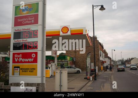 Stazione di benzina Shell a Romsey Hampshire Regno Unito che carica £167,9 per il diesel senza piombo e l'1.7.9 per il diesel. I prezzi della benzina in tutto il paese stanno aumentando a causa della crisi energetica causata dall'invasione russa dell'Ucraina. Martedì 8th Marzo 2022 Foto Stock