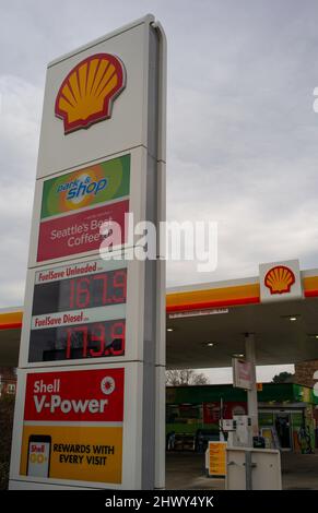 Stazione di benzina Shell a Romsey Hampshire Regno Unito che carica £167,9 per il diesel senza piombo e l'1.7.9 per il diesel. I prezzi della benzina in tutto il paese stanno aumentando a causa della crisi energetica causata dall'invasione russa dell'Ucraina. Martedì 8th Marzo 2022 Foto Stock