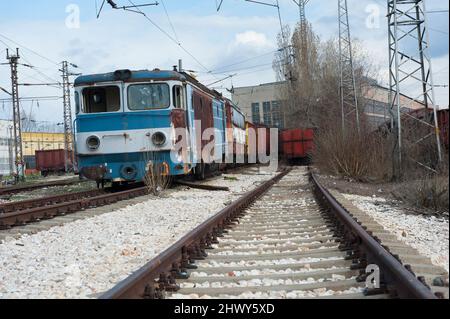 Sofia, Bulgaria. Nel cantiere ferroviario di Slatina, i treni e le locomotive sono immagazzinati e parcheggiati in un'area di comunismo antica e decadente. Foto Stock