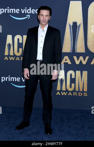 7 marzo 2022, Las Vegas, NV, USA: LAS VEGAS - 7 MARZO: Tom Pelphrey all'Academy of Country Music Awards 2022 Arrivi all'Allegient Stadium il 7 marzo 2022 a Las Vegas, NV (Credit Image: © Kay Blake/ZUMA Press Wire) Foto Stock