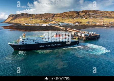 Vista aerea dal drone del villaggio e terminal dei traghetti a Uig sull'isola di Skye, Scozia, Regno Unito Foto Stock