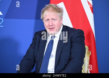 Il primo ministro Boris Johnson incontra il primo ministro polacco Mateusz Morawiecki (non visto) per un incontro bilaterale per discutere la crisi Ucraina, a Lancaster House, Londra. Data foto: Martedì 8 marzo 2022. Foto Stock