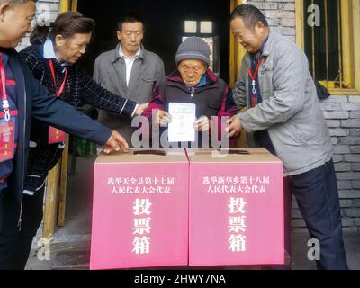 Pechino, Cina. 8th Mar 2022. Li Chaolan, 106, lancia il suo scrutinio a Xinhua Township of Tianquan County, Yaa'an, South West China's Sichuan Province, 15 ottobre 2021. Credit: Xinhua/Alamy Live News Foto Stock