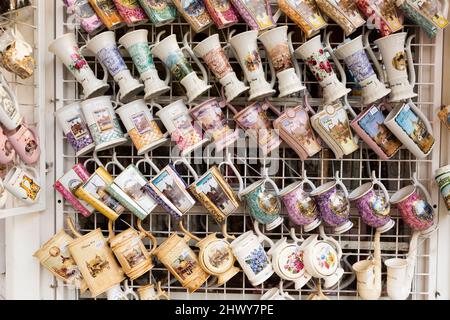 Coppe sippy in negozio di Karlovy Vary Foto Stock