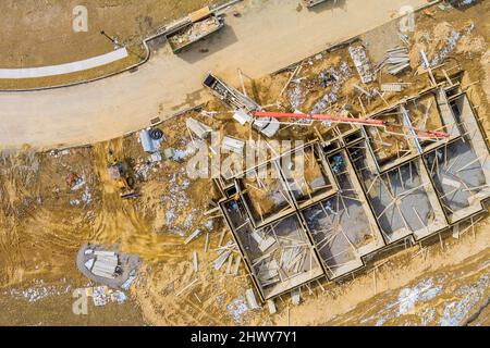 Calcestruzzo fondazione sito di nuovi dettagli di costruzione con la preparazione per colata di cemento per una nuova casa di in costruzione Foto Stock