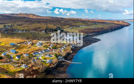 Vista aerea dal drone del villaggio di Carbost sull'isola di Skye, Scozia, Regno Unito Foto Stock