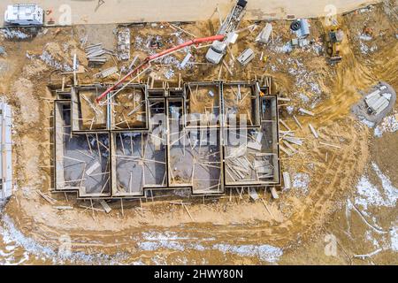 Preparazione del sito di fondazione di nuova casa, costruzione, dettagli rinforzi con preparazione per la colata di cemento Foto Stock