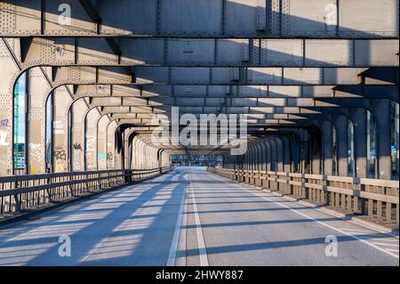 Ponte Freihafenelbbruecke vuoto durante il tramonto ad Amburgo, Germania. Foto Stock