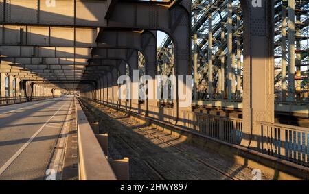 Ponte Freihafenelbbruecke vuoto durante il tramonto ad Amburgo, Germania. Foto Stock