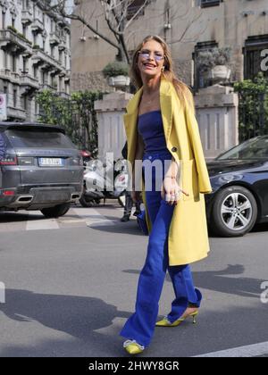 Maja Malnar abito stile strada durante la settimana della moda Milano 2022 autunno inverno donna collzioni Luisa Spagnoli stilista Foto Stock