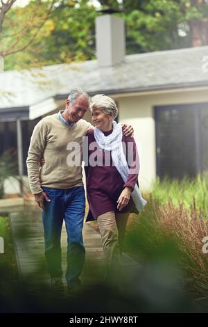 Il loro rapporto è più forte che mai. Scatto di una coppia anziana amorevole che prende una passeggiata fuori. Foto Stock