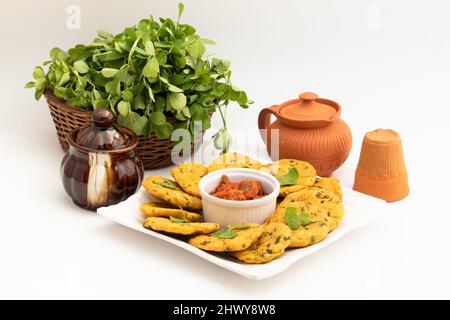 Rajasthani Bikaneri Namkeen snack Kurkuri Kasuri Methi Mathri chiamato anche Kurkura Khasta Mathiya, Mathiya, Namakpara, Namkin, Matthi fatto di Maida Mas Foto Stock