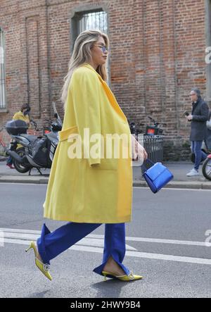 Maja Malnar abito stile strada durante la settimana della moda Milano 2022 autunno inverno donna collzioni Luisa Spagnoli stilista Foto Stock