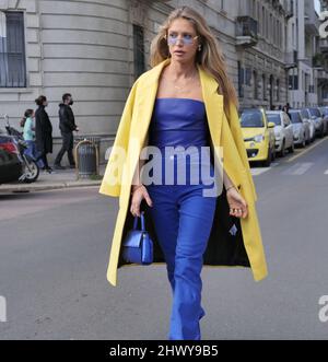 Maja Malnar abito stile strada durante la settimana della moda Milano 2022 autunno inverno donna collzioni Luisa Spagnoli stilista Foto Stock