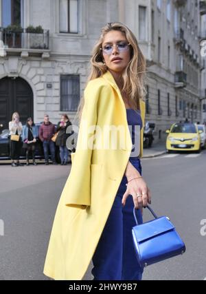 Maja Malnar abito stile strada durante la settimana della moda Milano 2022 autunno inverno donna collzioni Luisa Spagnoli stilista Foto Stock