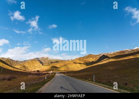 Tortuosa strada asfaltata in una zona montagnosa Foto Stock