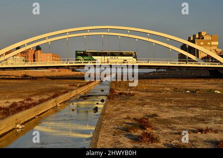 La moderna Rambla del Cañuelo si affaccia sul fiume secco di Roquetas de Mar, provincia dell'Almeria, Spagna meridionale. Foto Stock