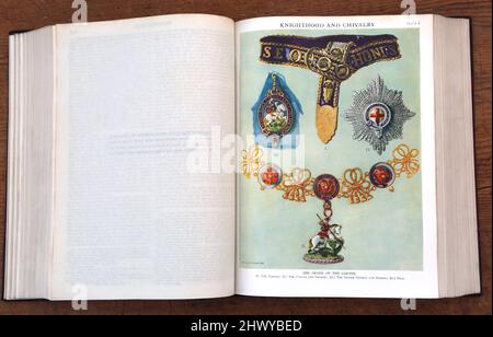Encyclopedia Britannica Edizione undicesima che mostra pagine su Knighthood e Chivalry Medals - Ordine della Gartella Foto Stock