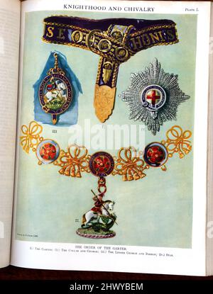 Encyclopedia Britannica Edizione undicesima che mostra pagine su Knighthood e Chivalry Medals - Ordine della Gartella Foto Stock