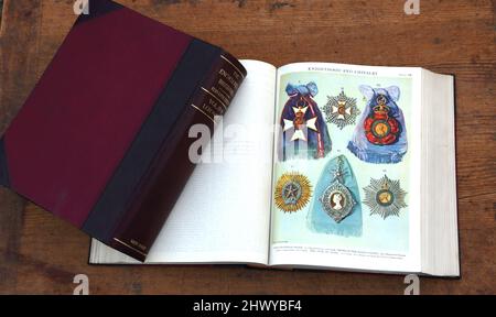 Enciclopedia Britannica Edizione undicesima che mostra pagine su Knighthood e Chivalry Medals Foto Stock